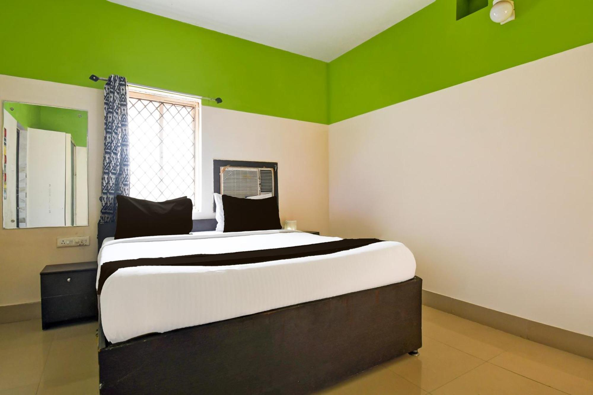 Super O Swaranpuri Near Kiit Square Guest house 3*